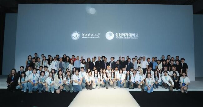 河北科技大學(xué)&韓國(guó)誠(chéng)信女子大學(xué) 服裝與服飾設(shè)計(jì)專(zhuān)業(yè) 畢業(yè)作品亮相2024中國(guó)國(guó)際大學(xué)生時(shí)裝周