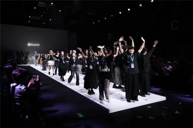 “啟”東北電力大學(xué)服裝與服飾設(shè)計(jì)專(zhuān)業(yè)畢業(yè)生作品在京發(fā)布