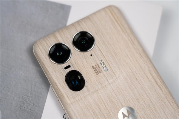 具辨識度的moto旗艦！moto X50 Ultra上手