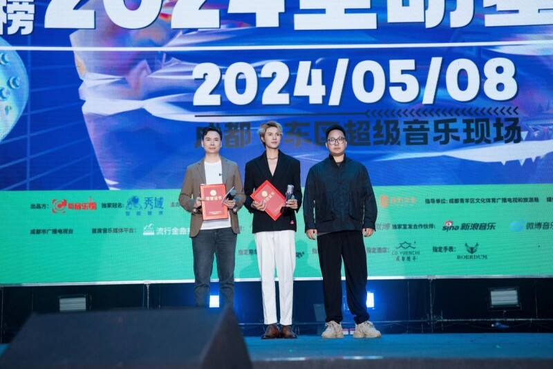 慕容景天榮登新音樂榜年度十大金曲 走心演唱掀起甜蜜戀曲風(fēng)潮