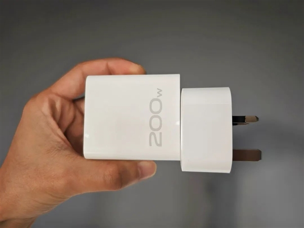 看完國外媒體慢悠悠的巨型充電頭：我替他們窒息了