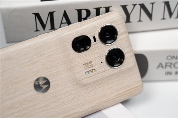 具辨識度的moto旗艦！moto X50 Ultra上手