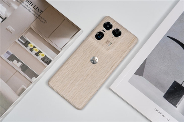 具辨識度的moto旗艦！moto X50 Ultra上手