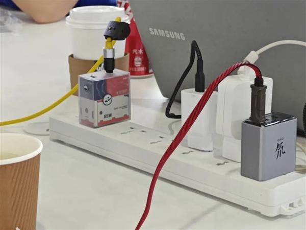 看完國外媒體慢悠悠的巨型充電頭：我替他們窒息了