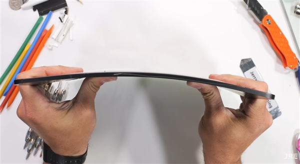 這回不容易掰彎了！蘋果新款iPad Pro暴力測(cè)試