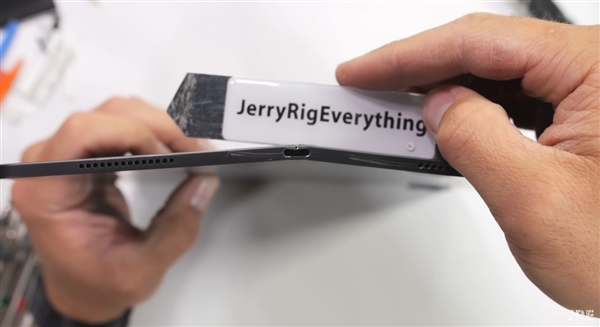 這回不容易掰彎了！蘋果新款iPad Pro暴力測(cè)試