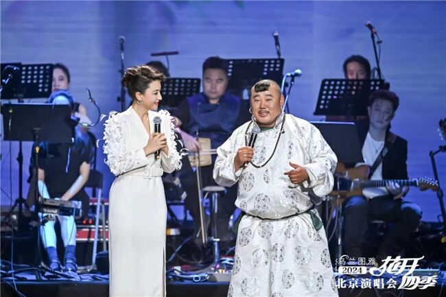 主持人張蕾傾情助陣烏蘭圖雅2024“花開(kāi)四季”北京演唱會(huì)