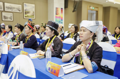 壯美百色—博柏利手藝設(shè)計(jì)師培訓(xùn)公益項(xiàng)目走進(jìn)壯族