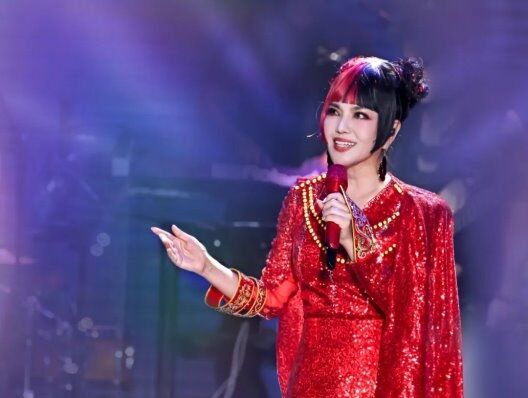 “花開(kāi)四季”演唱會(huì) 烏蘭圖雅攜手烏拉蓋草原為觀眾準(zhǔn)備的禮物太貼心了