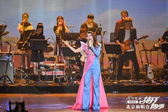 “花開(kāi)四季”演唱會(huì) 烏蘭圖雅攜手烏拉蓋草原為觀眾準(zhǔn)備的禮物太貼心了