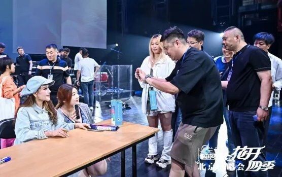 “花開(kāi)四季”演唱會(huì) 烏蘭圖雅攜手烏拉蓋草原為觀眾準(zhǔn)備的禮物太貼心了