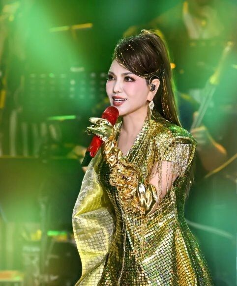 “花開(kāi)四季”演唱會(huì) 烏蘭圖雅攜手烏拉蓋草原為觀眾準(zhǔn)備的禮物太貼心了