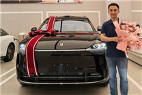 華為Mate之父李小龍喜提問界M9！網(wǎng)友點贊：應該讓余承東來交車