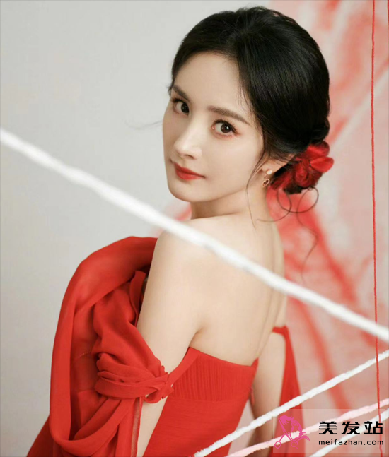 楊冪涂山紅紅造型 紅色紅裙盤發(fā)美翻了