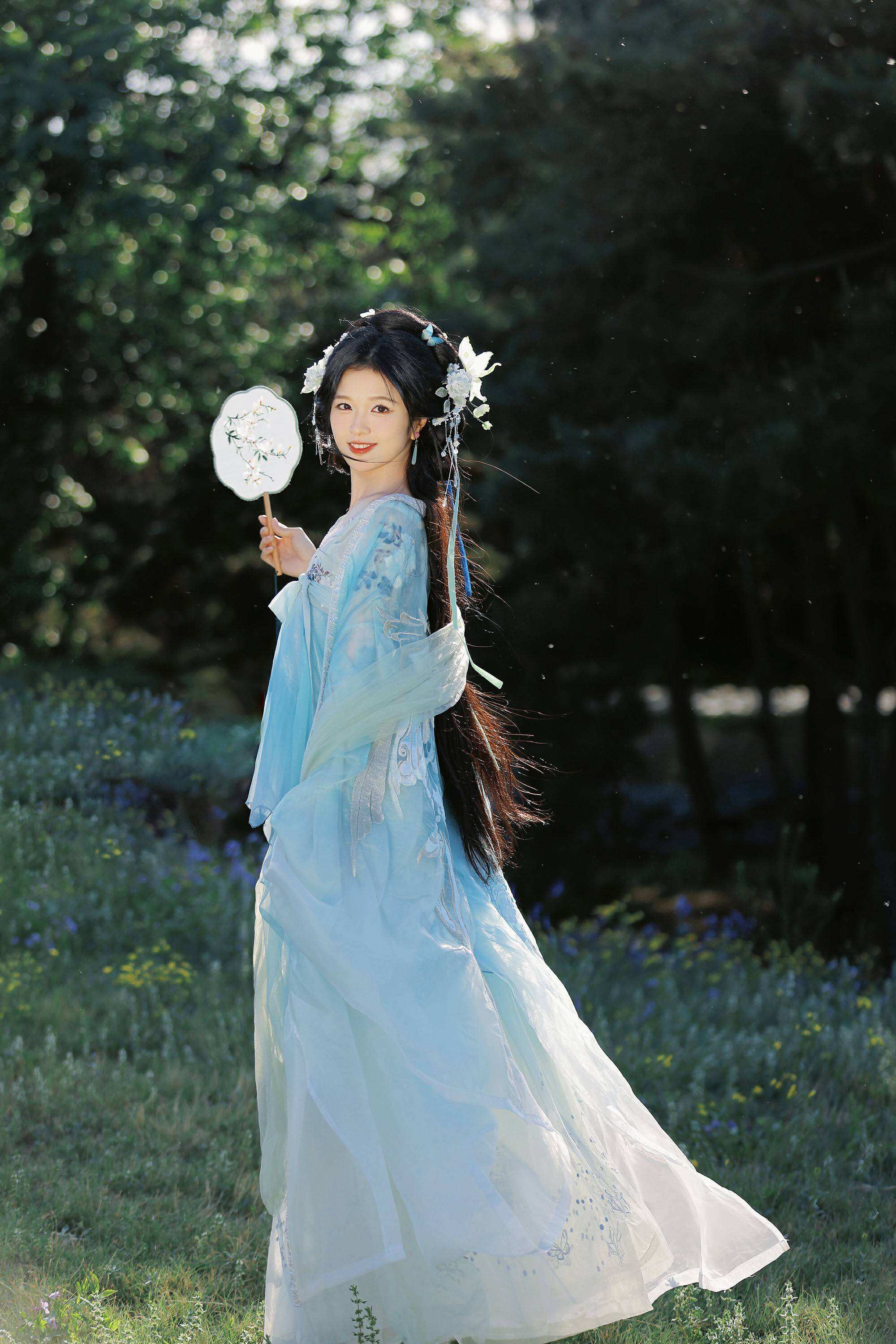 越南姐姐孫夏鈴古風(fēng)寫真?zhèn)涫芎迷u(píng) 網(wǎng)友呼吁快拍攝古裝劇