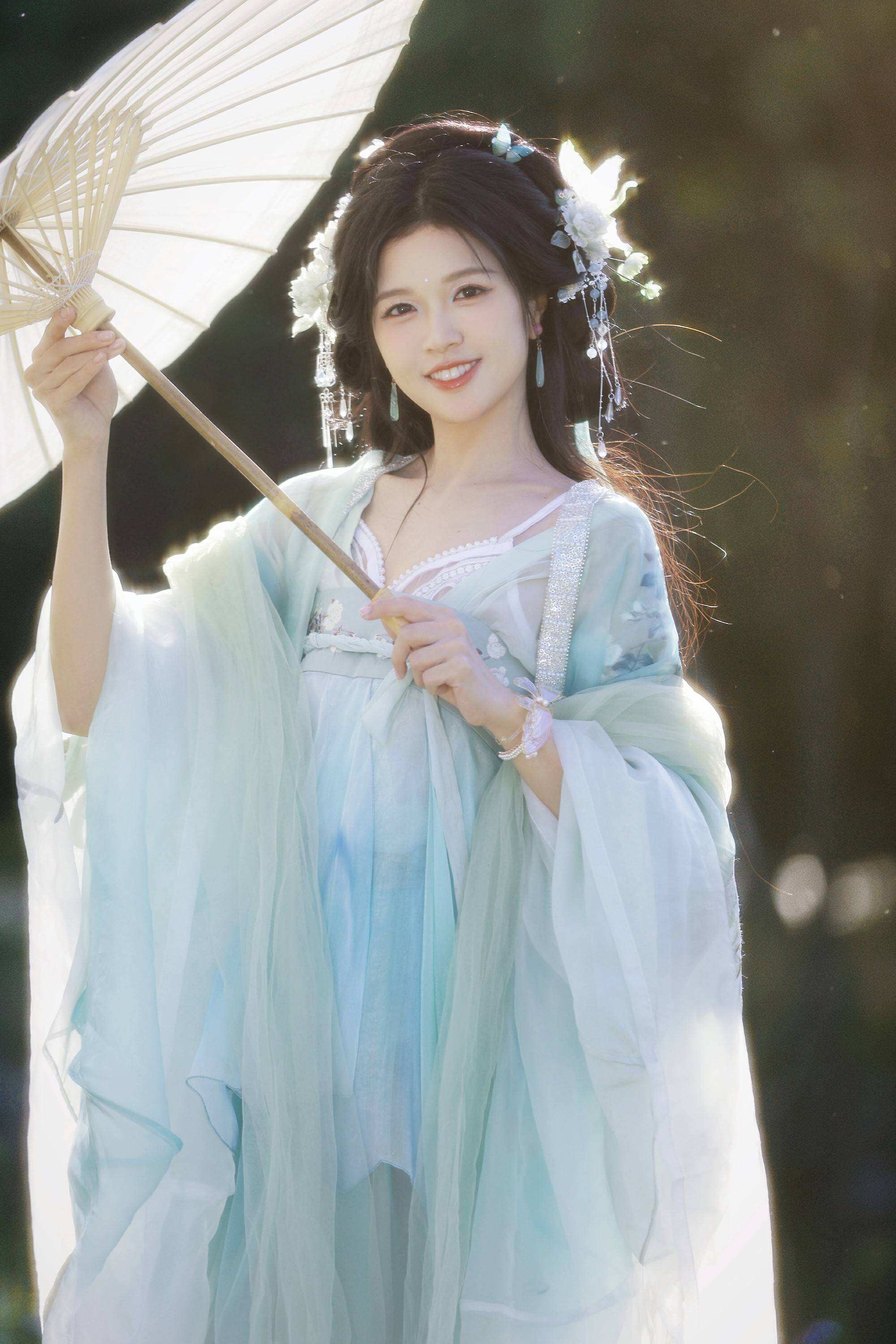 越南姐姐孫夏鈴古風(fēng)寫真?zhèn)涫芎迷u(píng) 網(wǎng)友呼吁快拍攝古裝劇