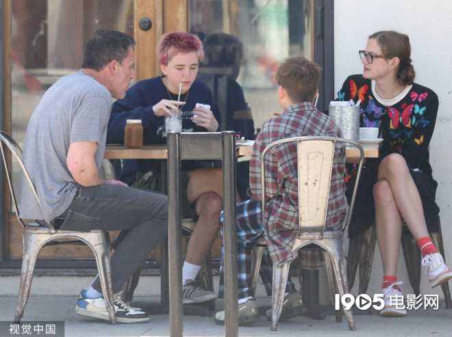 婚姻觸礁 寧愿帶娃！本·阿弗萊克陪孩子街邊打牌