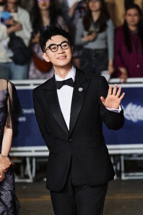 Chopard蕭邦-紅毯珠寶商 導(dǎo)演陳可辛，演員王傳君，導(dǎo)演、演員大鵬佩戴Chopard蕭邦珠寶腕表臻品 亮相第77屆戛納電影節(jié)《醬園弄》首映紅毯