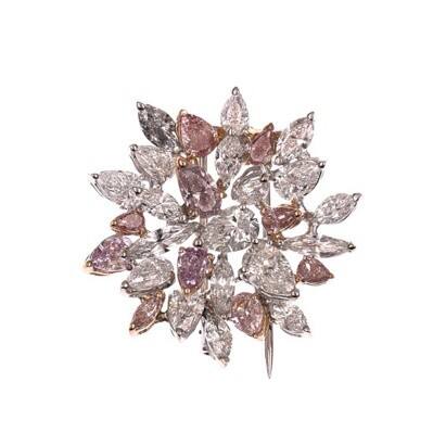 Chopard蕭邦-紅毯珠寶商 導(dǎo)演陳可辛，演員王傳君，導(dǎo)演、演員大鵬佩戴Chopard蕭邦珠寶腕表臻品 亮相第77屆戛納電影節(jié)《醬園弄》首映紅毯