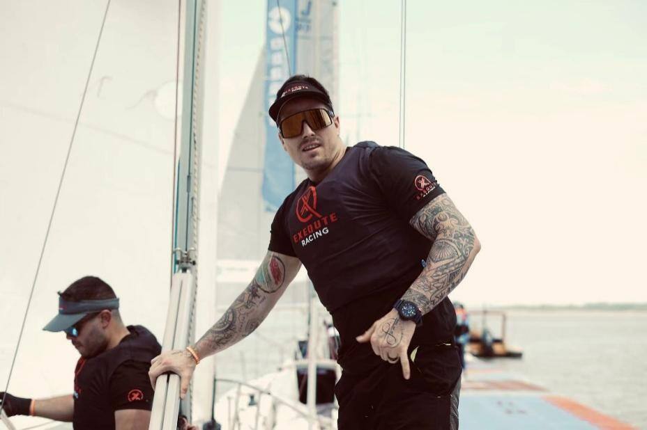 ExeQute Racing帆船隊(duì)佩戴沛納海Submersible潛行系列腕表，逐浪2024上海郵輪港國(guó)際帆船賽