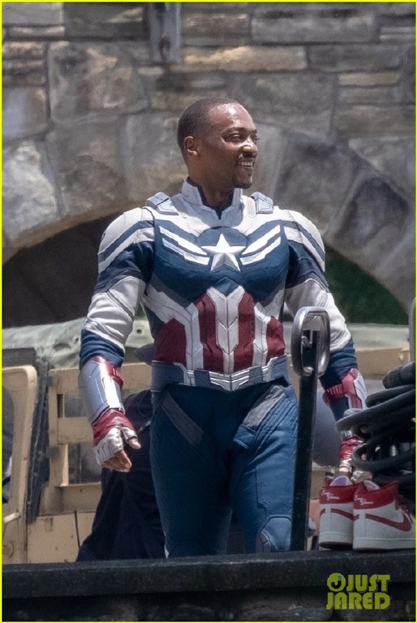 漫威《美國隊長4》片場補拍照出爐：新任黑人美隊穿戰(zhàn)服亮相