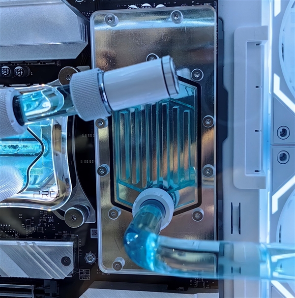 微星主板首秀CAMM2、Mini_CUDIMM兩大革命性內(nèi)存！下代普及四大徒手DIY設(shè)計