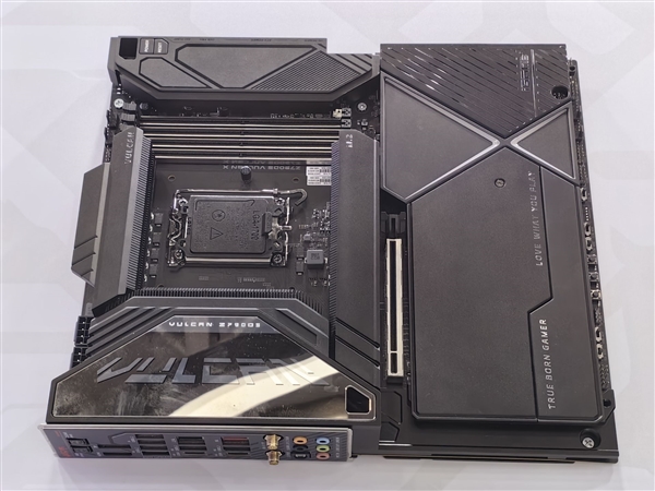 七彩虹Z790火神主板現(xiàn)身：首次E-ATX大板設(shè)計(jì) 黑白雙色可選