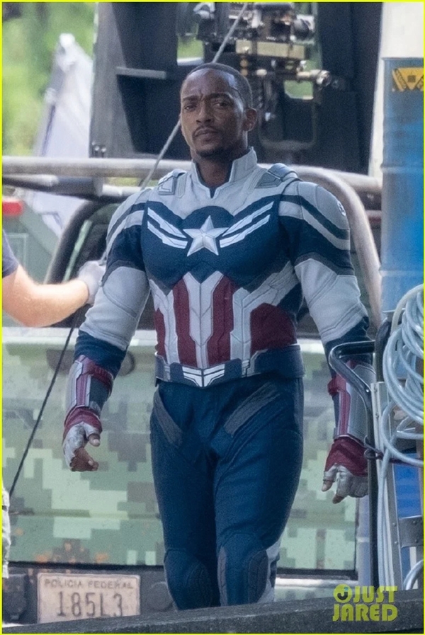 漫威《美國隊長4》片場補拍照出爐：新任黑人美隊穿戰(zhàn)服亮相