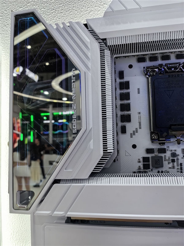 七彩虹Z790火神主板現(xiàn)身：首次E-ATX大板設(shè)計(jì) 黑白雙色可選