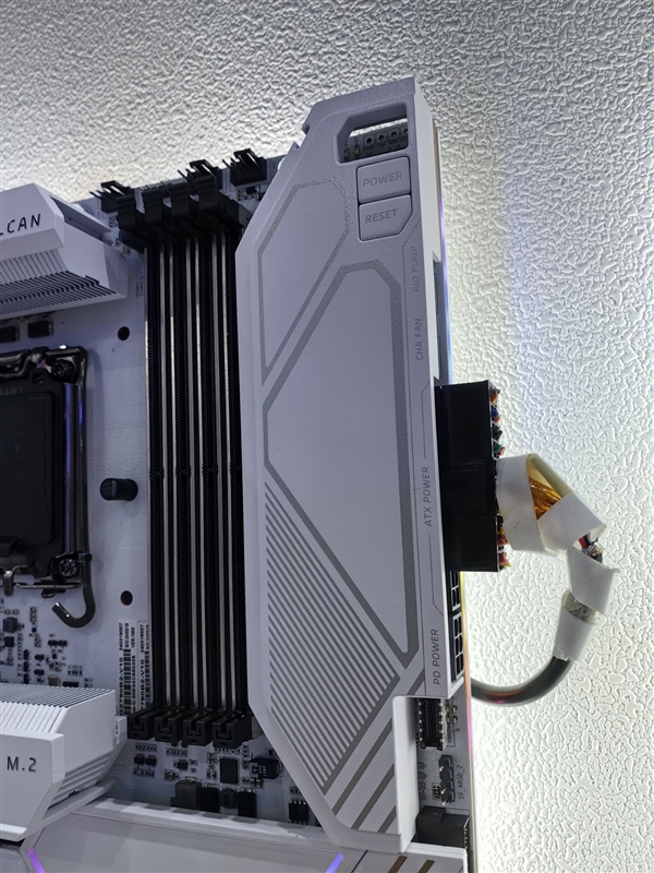 七彩虹Z790火神主板現(xiàn)身：首次E-ATX大板設(shè)計(jì) 黑白雙色可選