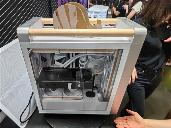 微星機電散新成果秀：優(yōu)雅堅固楓木、獨特雙層葉片