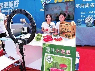 人民日?qǐng)?bào)評(píng)規(guī)范網(wǎng)絡(luò)直播:當(dāng)主播有從業(yè)門檻 4