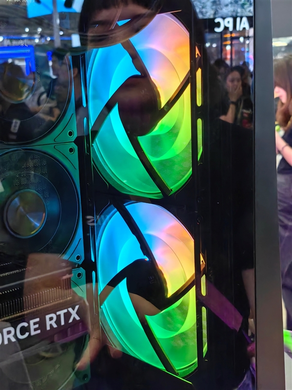 微星機電散新成果秀：優(yōu)雅堅固楓木、獨特雙層葉片