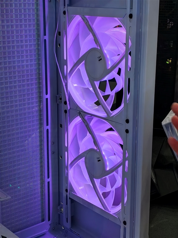 微星機電散新成果秀：優(yōu)雅堅固楓木、獨特雙層葉片