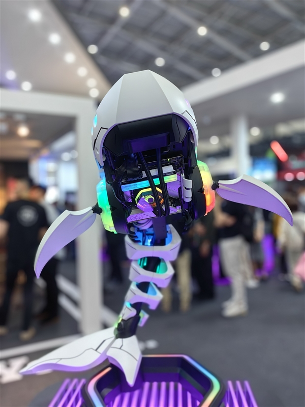 酷冷至尊做了一條“機(jī)械鯊魚”主機(jī)！