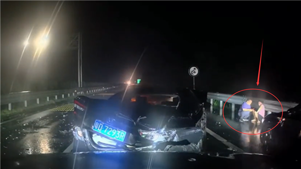 華為AEB立大功！問(wèn)界雨夜高速過(guò)龍門(mén)架后緊急剎停：一身冷汗