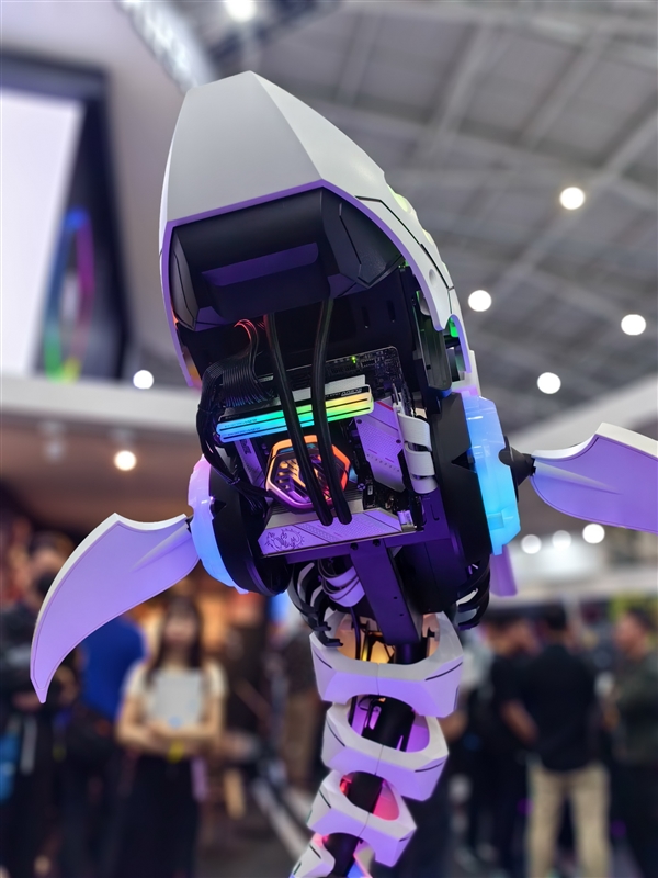 酷冷至尊做了一條“機(jī)械鯊魚”主機(jī)！