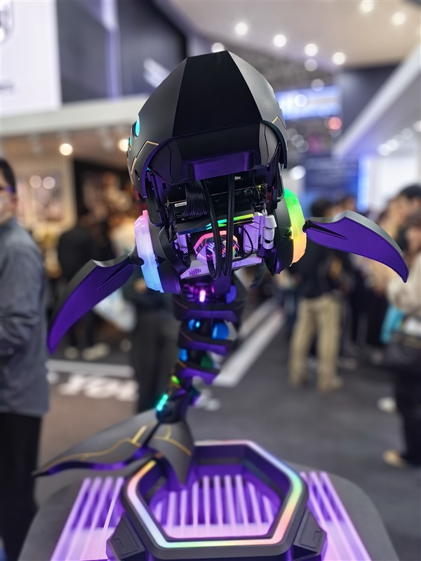 酷冷至尊做了一條“機(jī)械鯊魚”主機(jī)！