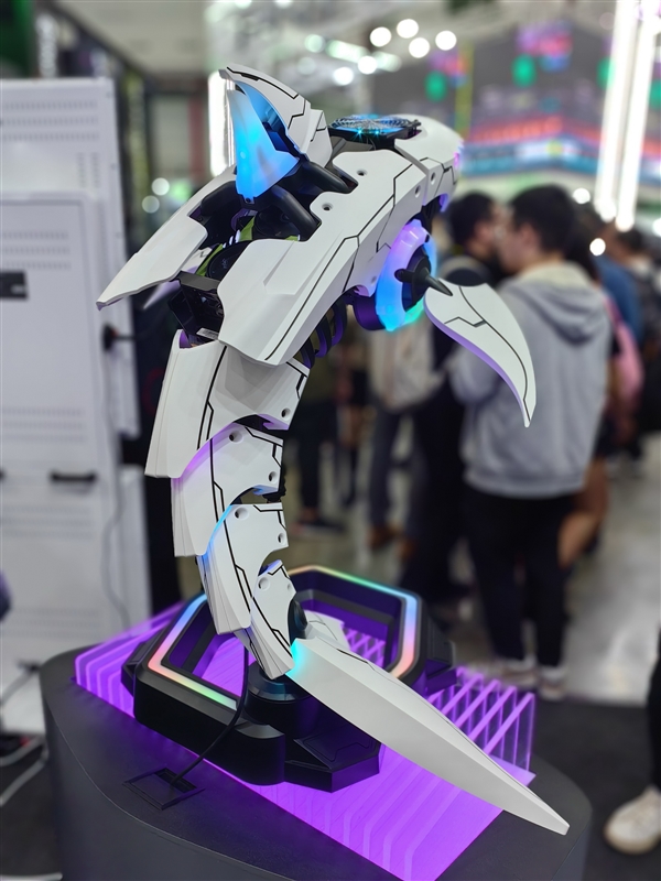 酷冷至尊做了一條“機(jī)械鯊魚”主機(jī)！