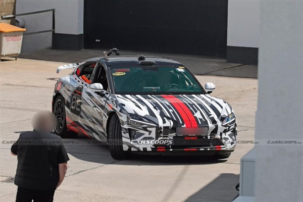 開始刷圈了 小米SU7現(xiàn)身紐北賽道 一身彩裝太吸睛