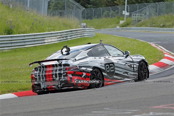 開始刷圈了 小米SU7現(xiàn)身紐北賽道 一身彩裝太吸睛