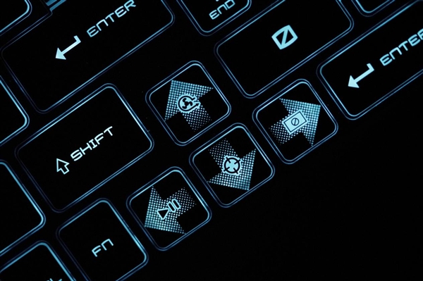 賽博機(jī)械風(fēng)十足！微星新款星影15 Air圖賞