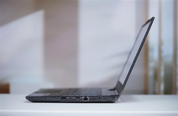 賽博機(jī)械風(fēng)十足！微星新款星影15 Air圖賞