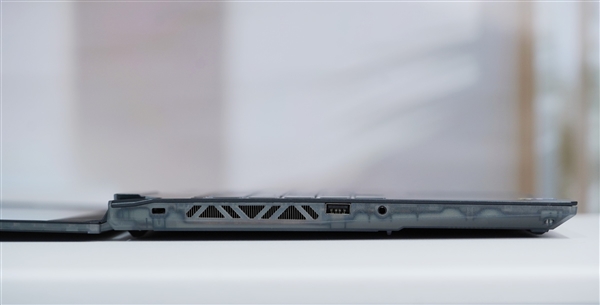 賽博機(jī)械風(fēng)十足！微星新款星影15 Air圖賞