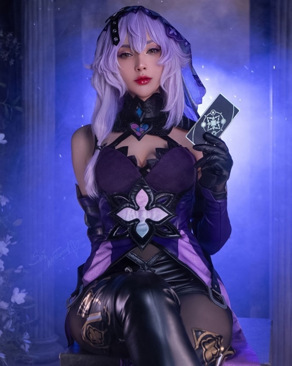 烏克蘭美女Cos《咒術(shù)回戰(zhàn)》冥冥：皮衣黑絲身材熱辣