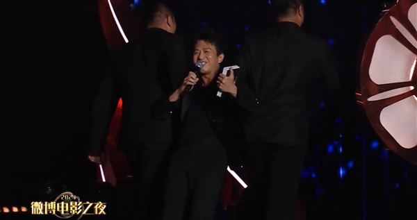 鄧超推銷新電影被保安架走 網(wǎng)友：超哥今天是顯眼包