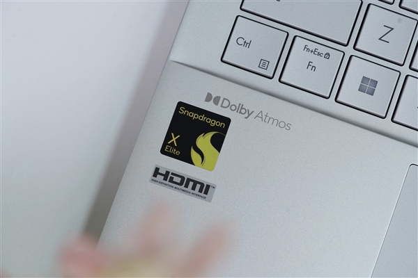 驍龍X Elite+2.8K OLED屏 華碩無畏Pro15 2024高能 AI 超輕薄本圖賞