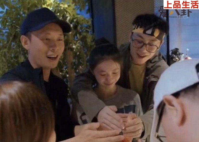 朱亞文環(huán)抱劉浩存行為過(guò)于親密引爭(zhēng)議