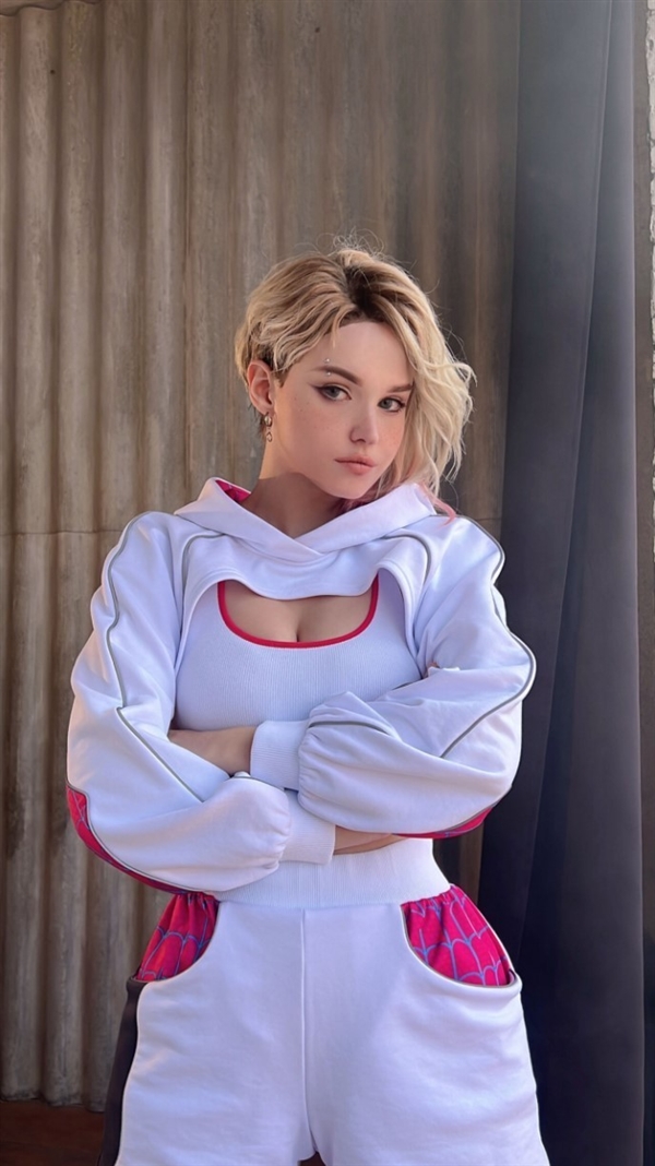 俄羅斯美女Cos《蜘蛛俠》格溫：穿健身服顯完美身材