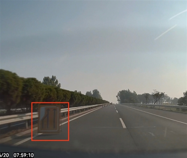 車主高速上逆光未看清改道擋牌 極氪007自動(dòng)變道成功救車